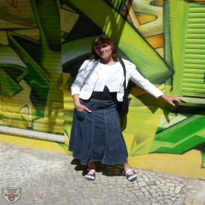 Oma mit rasierter Fotze im Park