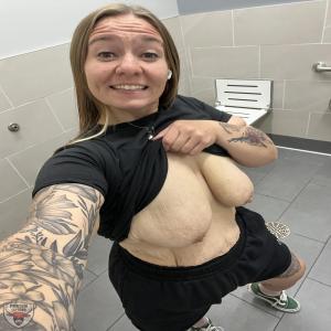 I\'d give my left nut for one night with this Goddess...