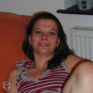 sexy Hausfrau entblößt