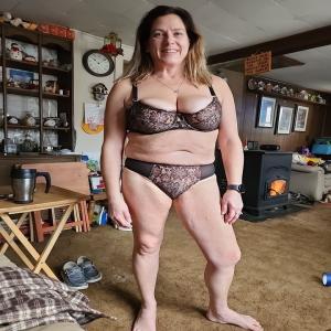 Chubby milf Melissa for permanent stay