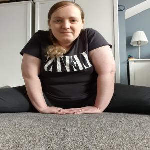 Feast your eyes on the curvy MILF Becca!! I love your fat ass and sexy curves babes!!